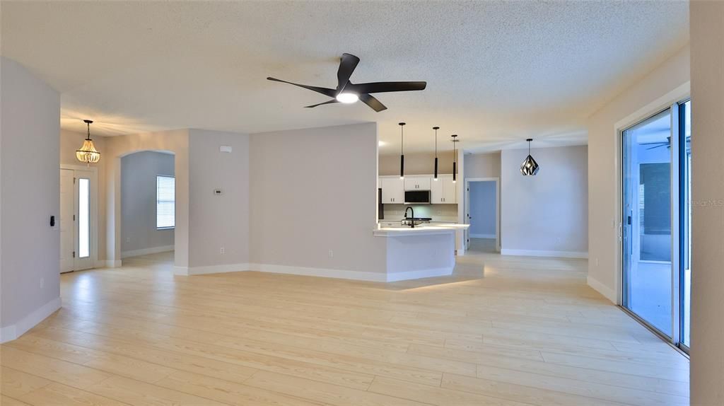 En Venta: $414,900 (4 camas, 2 baños, 2243 Pies cuadrados)