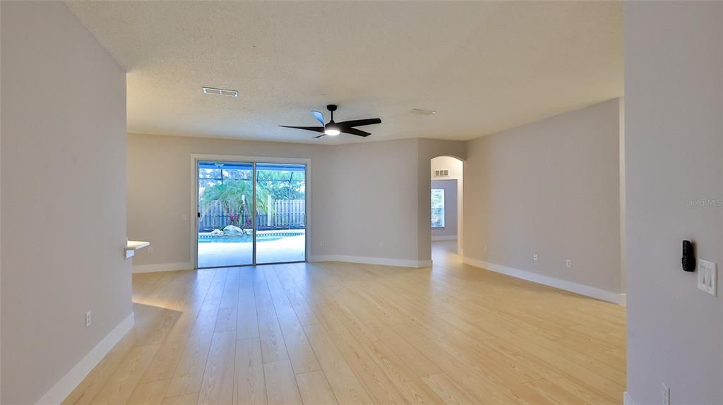 En Venta: $414,900 (4 camas, 2 baños, 2243 Pies cuadrados)