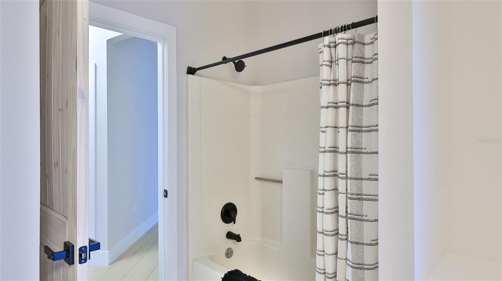 En Venta: $414,900 (4 camas, 2 baños, 2243 Pies cuadrados)