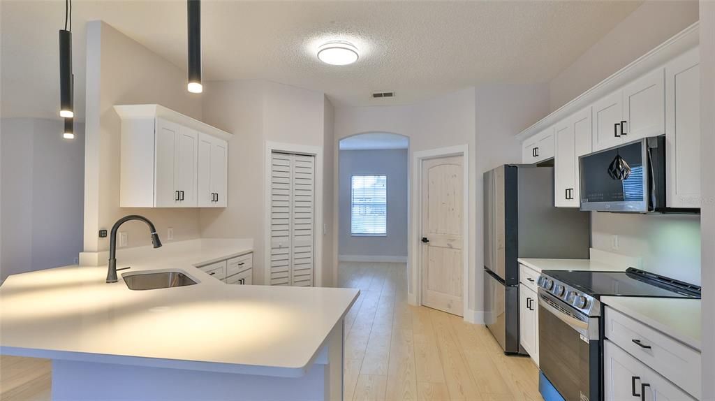 En Venta: $414,900 (4 camas, 2 baños, 2243 Pies cuadrados)