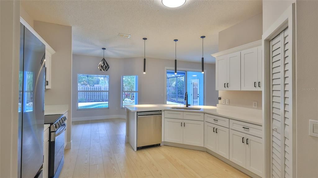 En Venta: $414,900 (4 camas, 2 baños, 2243 Pies cuadrados)