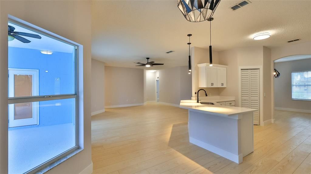 En Venta: $414,900 (4 camas, 2 baños, 2243 Pies cuadrados)