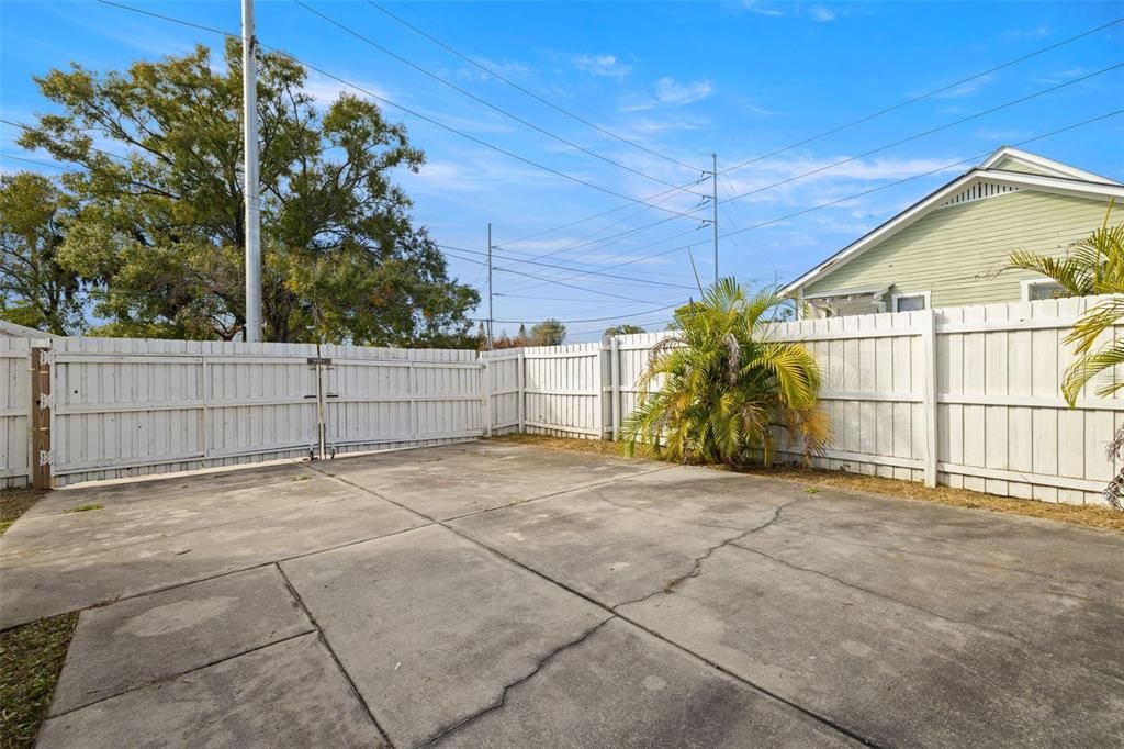 待售: $445,000 (4 贝兹, 2 浴室, 1918 平方英尺)