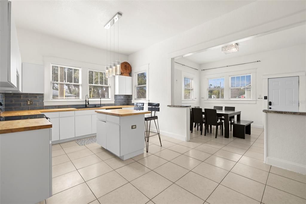 待售: $445,000 (4 贝兹, 2 浴室, 1918 平方英尺)