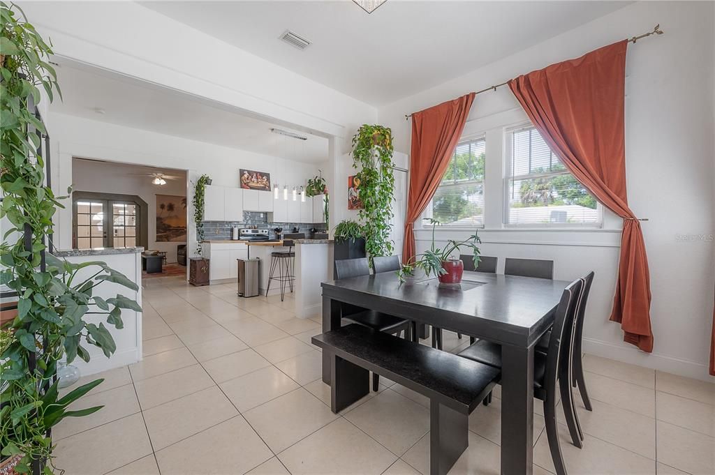 待售: $445,000 (4 贝兹, 2 浴室, 1918 平方英尺)