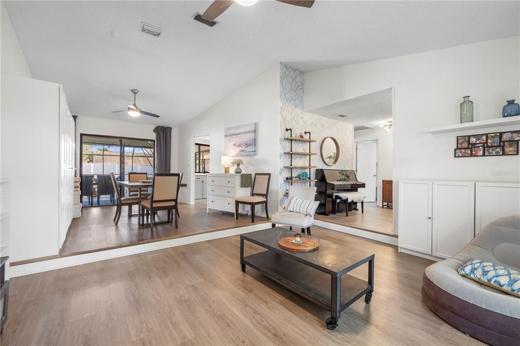 En Venta: $515,000 (4 camas, 3 baños, 2351 Pies cuadrados)