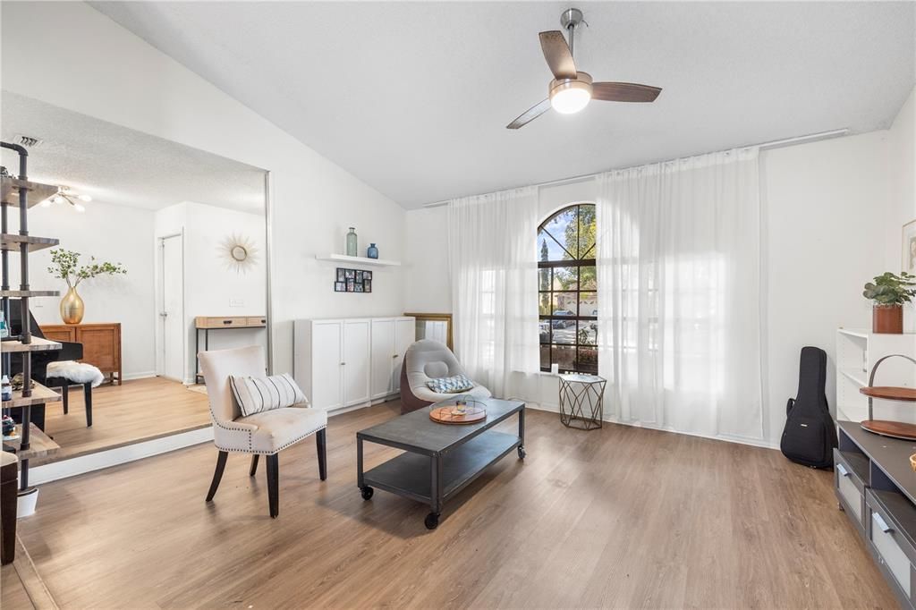 En Venta: $515,000 (4 camas, 3 baños, 2351 Pies cuadrados)