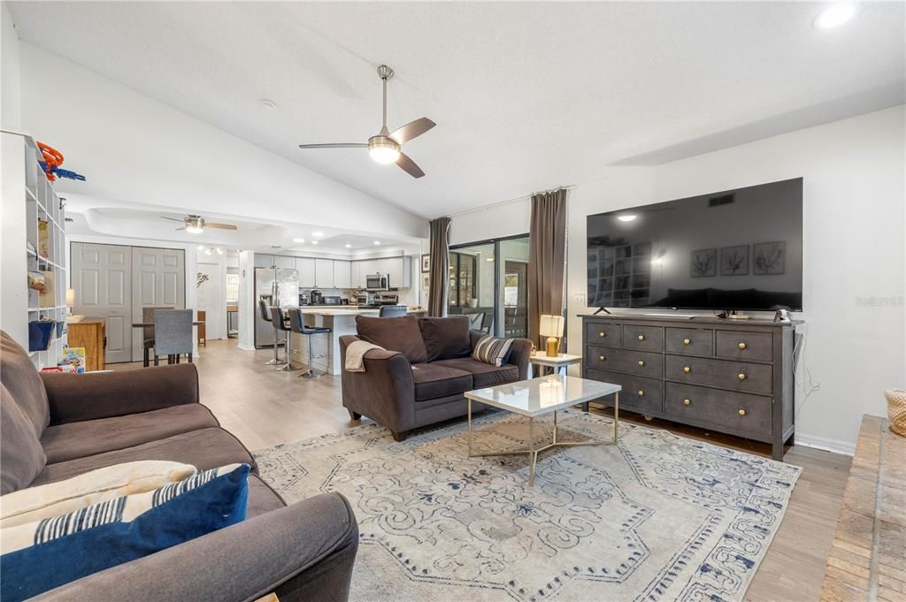 En Venta: $515,000 (4 camas, 3 baños, 2351 Pies cuadrados)