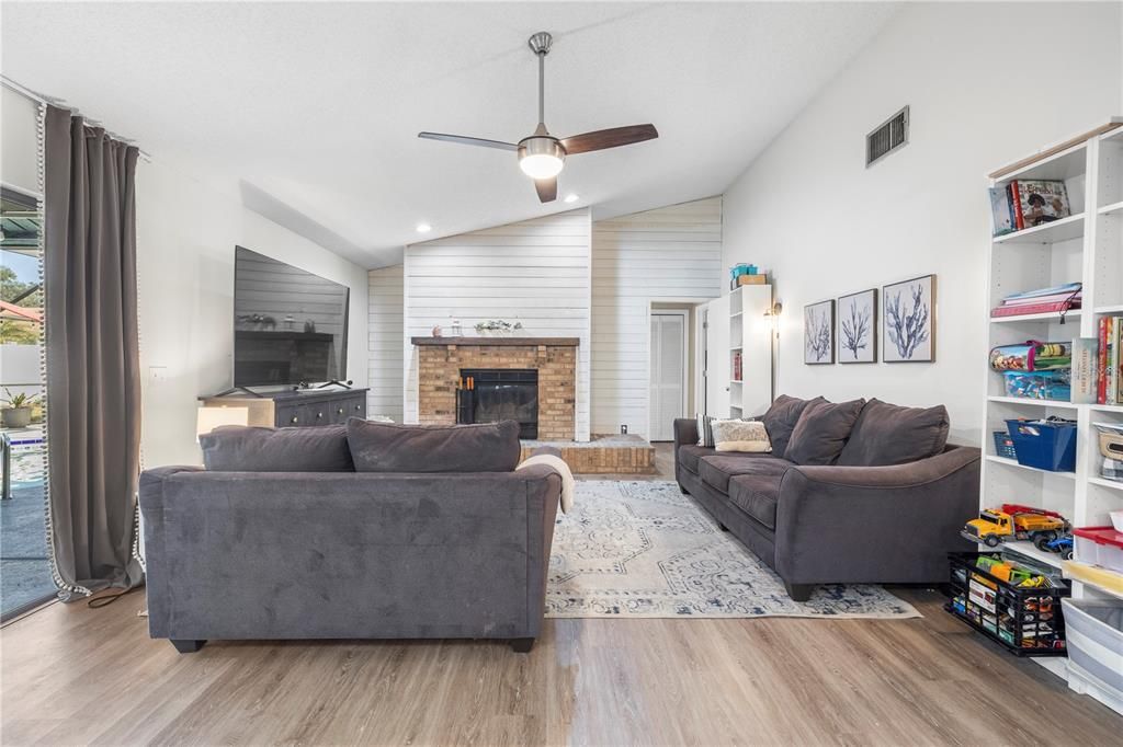 En Venta: $515,000 (4 camas, 3 baños, 2351 Pies cuadrados)