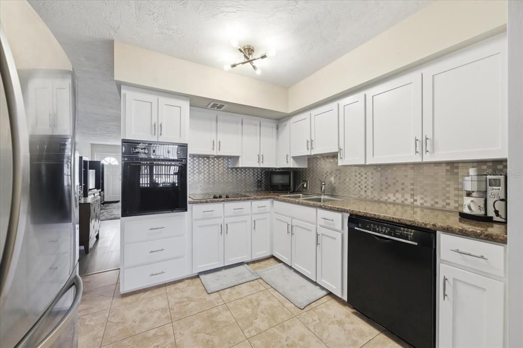 For Sale: $140,000 (2 beds, 2 baths, 835 Square Feet)