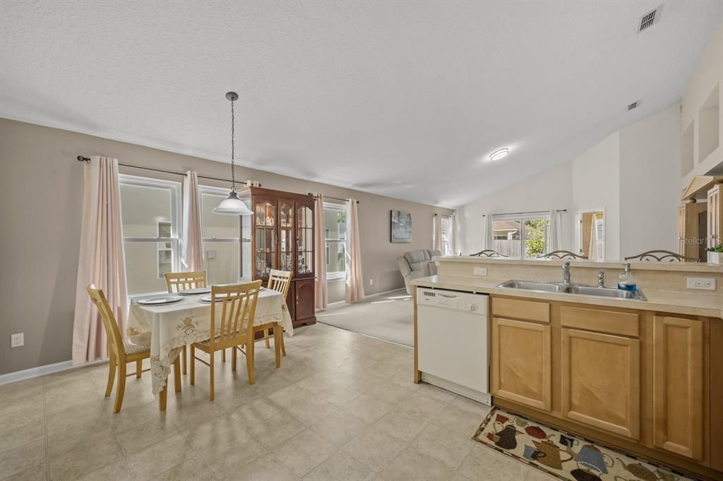 На продажу: $379,990 (4 спален, 2 ванн, 2114 Квадратных фут)