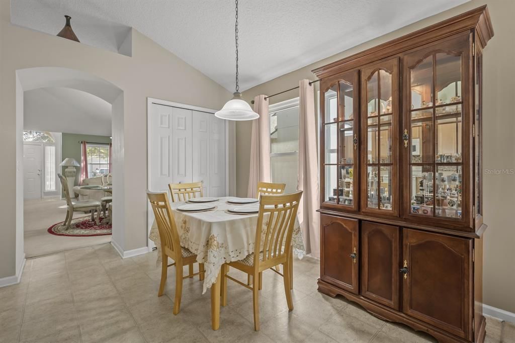 На продажу: $379,990 (4 спален, 2 ванн, 2114 Квадратных фут)