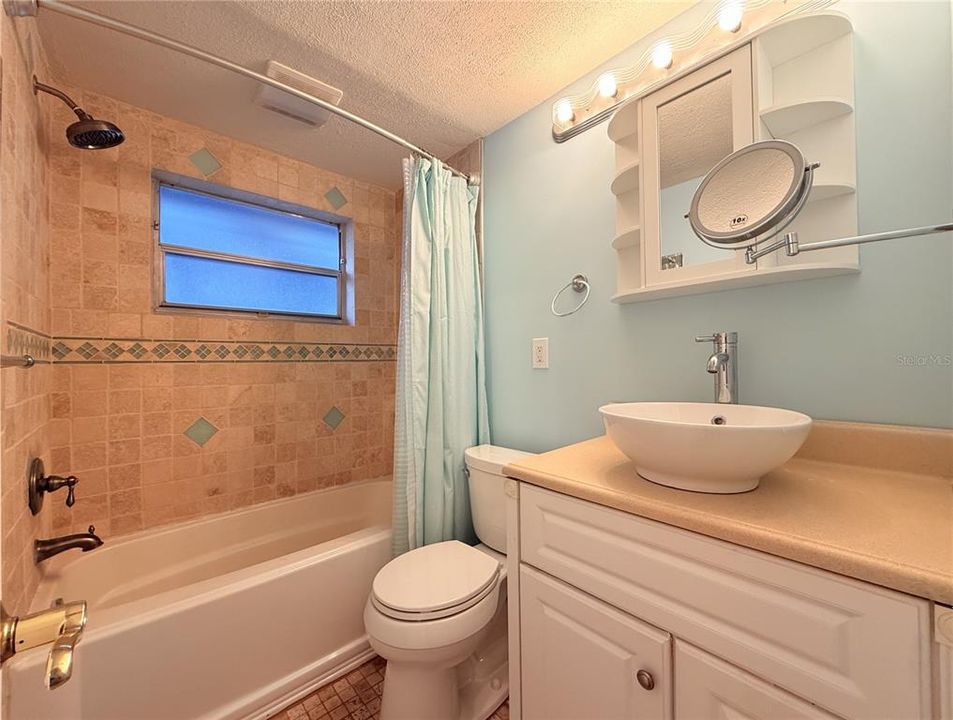 For Rent: $1,400 (2 beds, 2 baths, 888 Square Feet)