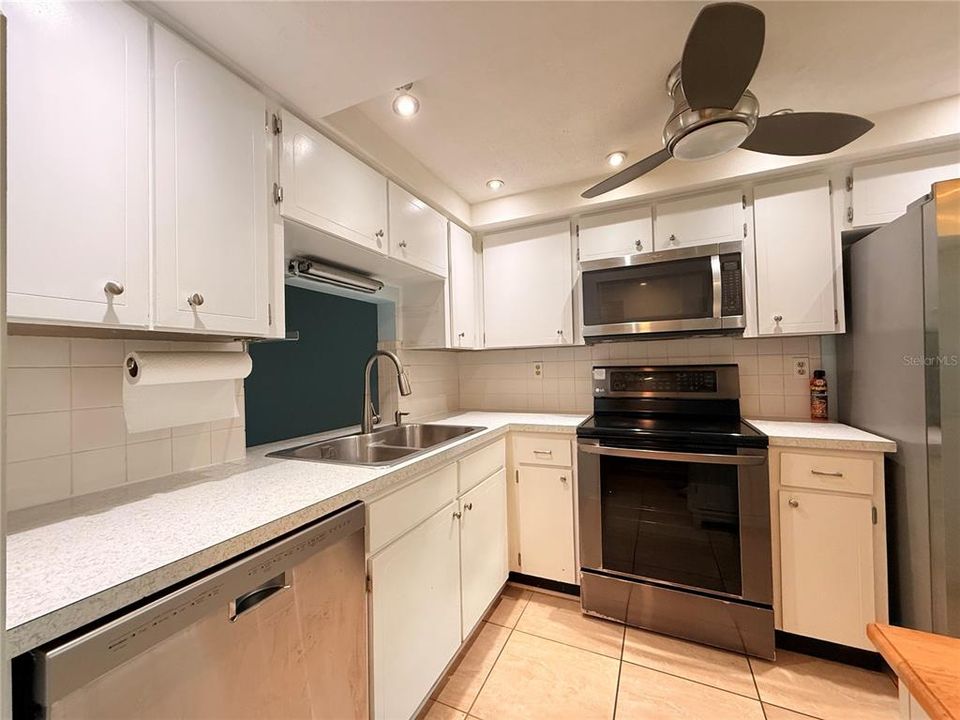 For Rent: $1,400 (2 beds, 2 baths, 888 Square Feet)