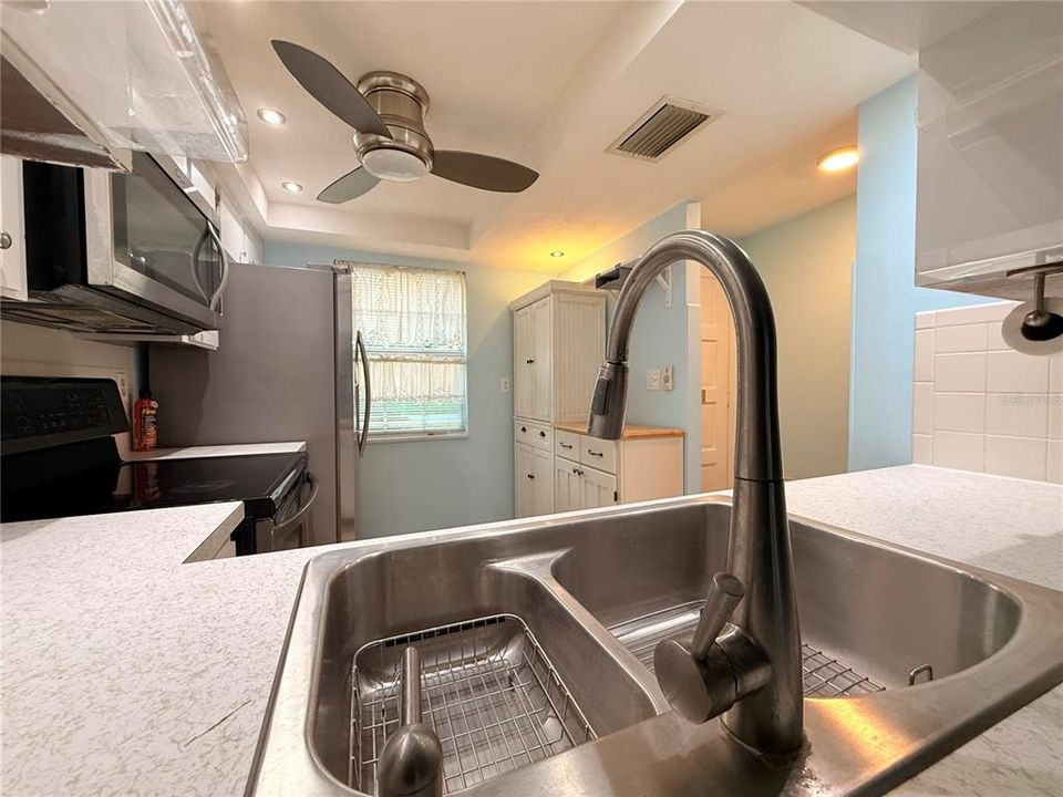 For Rent: $1,400 (2 beds, 2 baths, 888 Square Feet)