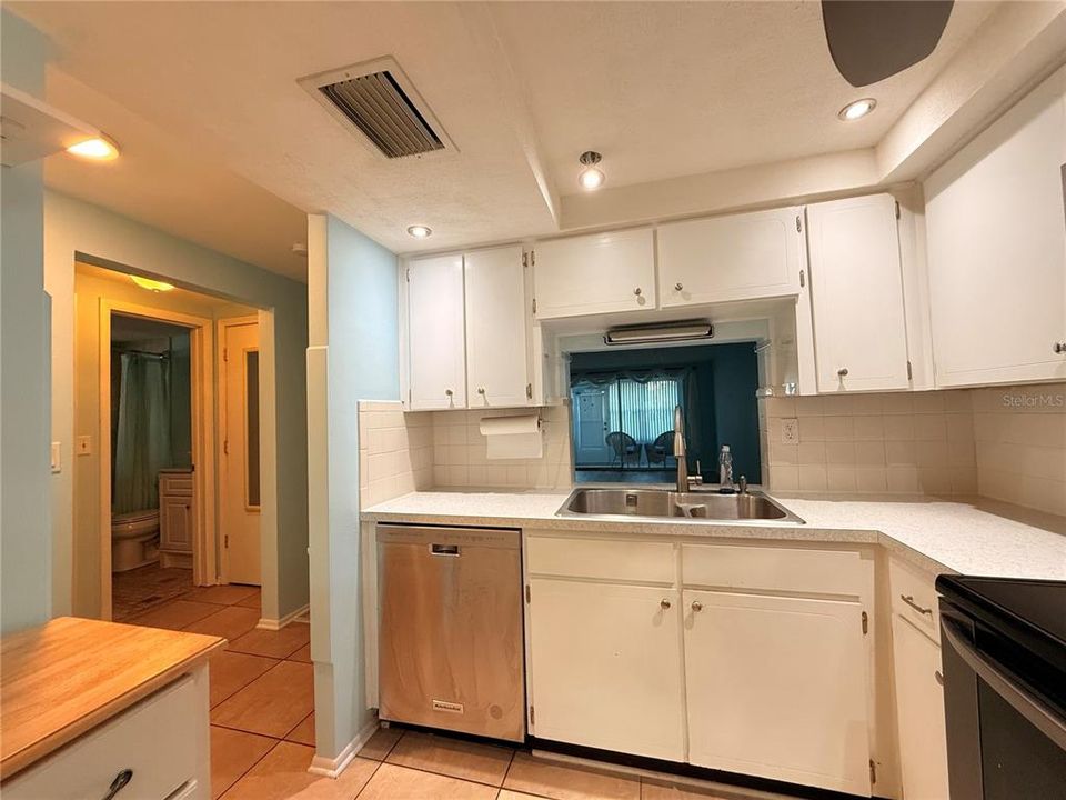 For Rent: $1,400 (2 beds, 2 baths, 888 Square Feet)