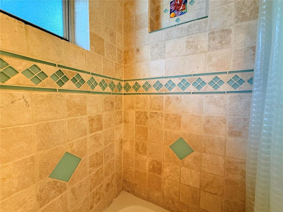 For Rent: $1,400 (2 beds, 2 baths, 888 Square Feet)