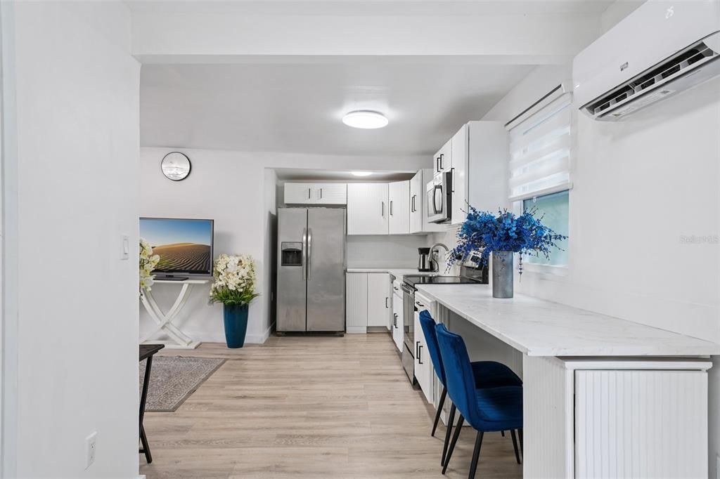 На продажу: $299,900 (2 спален, 2 ванн, 720 Квадратных фут)