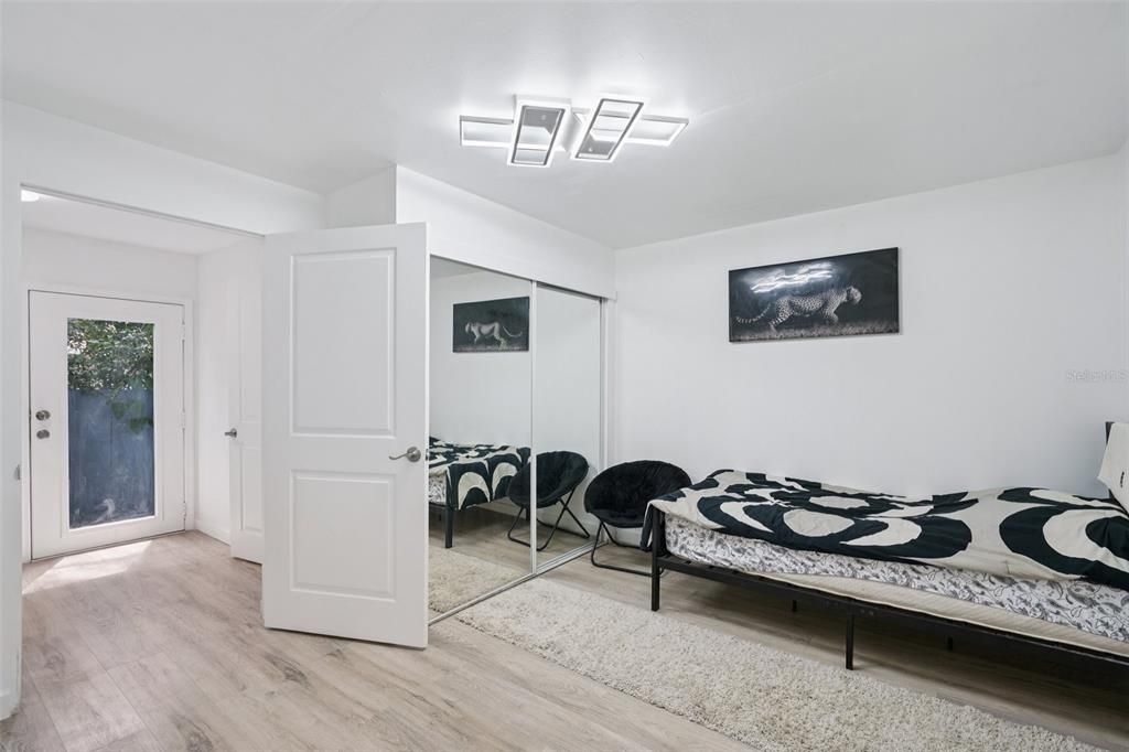 На продажу: $299,900 (2 спален, 2 ванн, 720 Квадратных фут)