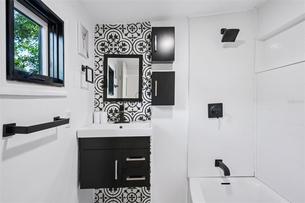 На продажу: $299,900 (2 спален, 2 ванн, 720 Квадратных фут)