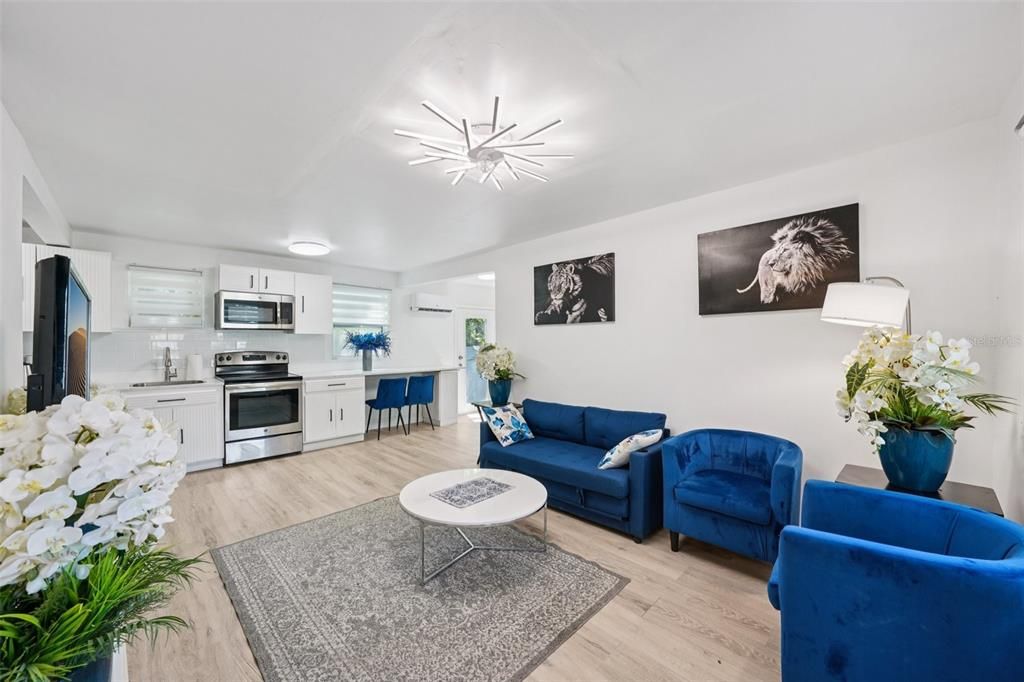 На продажу: $299,900 (2 спален, 2 ванн, 720 Квадратных фут)