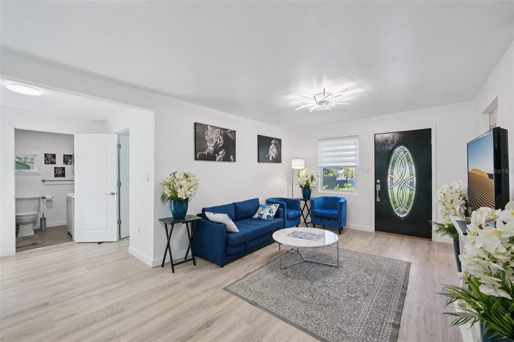 На продажу: $299,900 (2 спален, 2 ванн, 720 Квадратных фут)