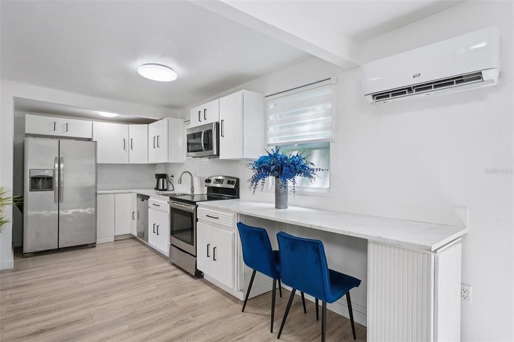 На продажу: $299,900 (2 спален, 2 ванн, 720 Квадратных фут)