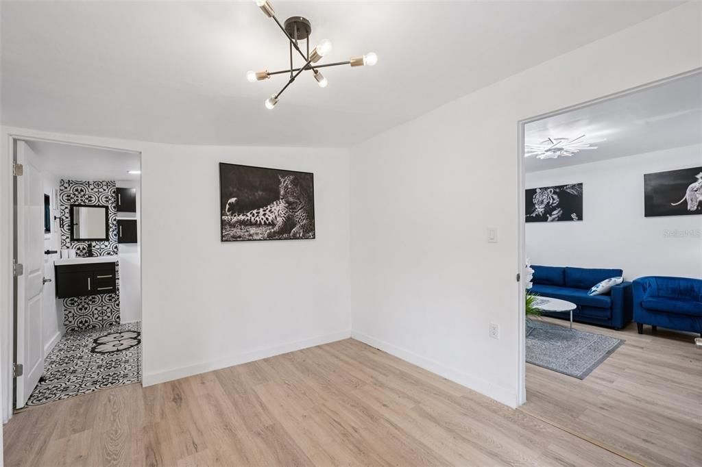 На продажу: $299,900 (2 спален, 2 ванн, 720 Квадратных фут)