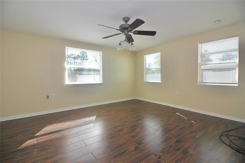 На продажу: $269,000 (3 спален, 2 ванн, 1163 Квадратных фут)