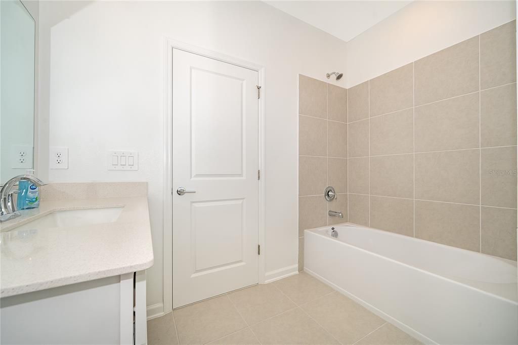 En Venta: $429,000 (3 camas, 2 baños, 1631 Pies cuadrados)