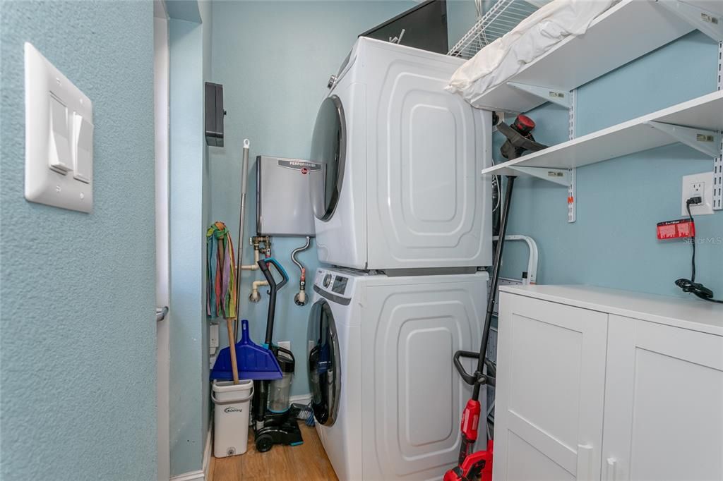 For Sale: $350,000 (3 beds, 3 baths, 1153 Square Feet)