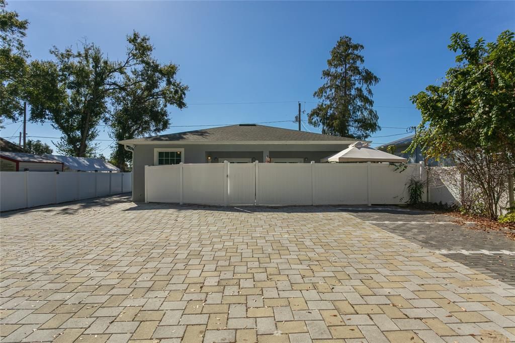 For Sale: $350,000 (3 beds, 3 baths, 1153 Square Feet)