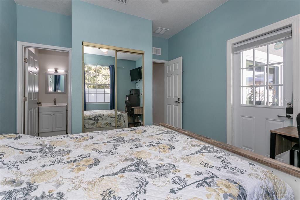 For Sale: $350,000 (3 beds, 3 baths, 1153 Square Feet)