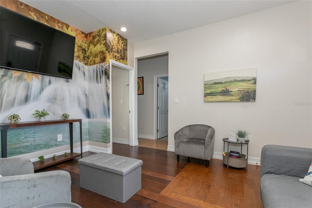 For Sale: $350,000 (3 beds, 3 baths, 1153 Square Feet)