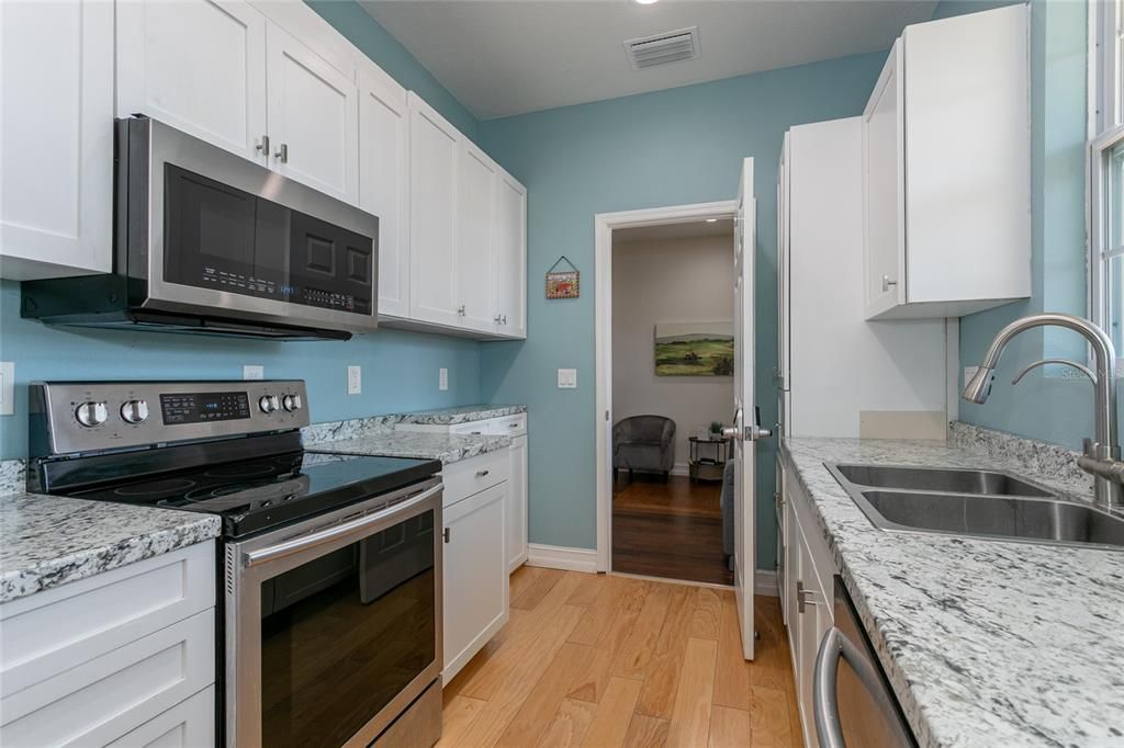 For Sale: $350,000 (3 beds, 3 baths, 1153 Square Feet)