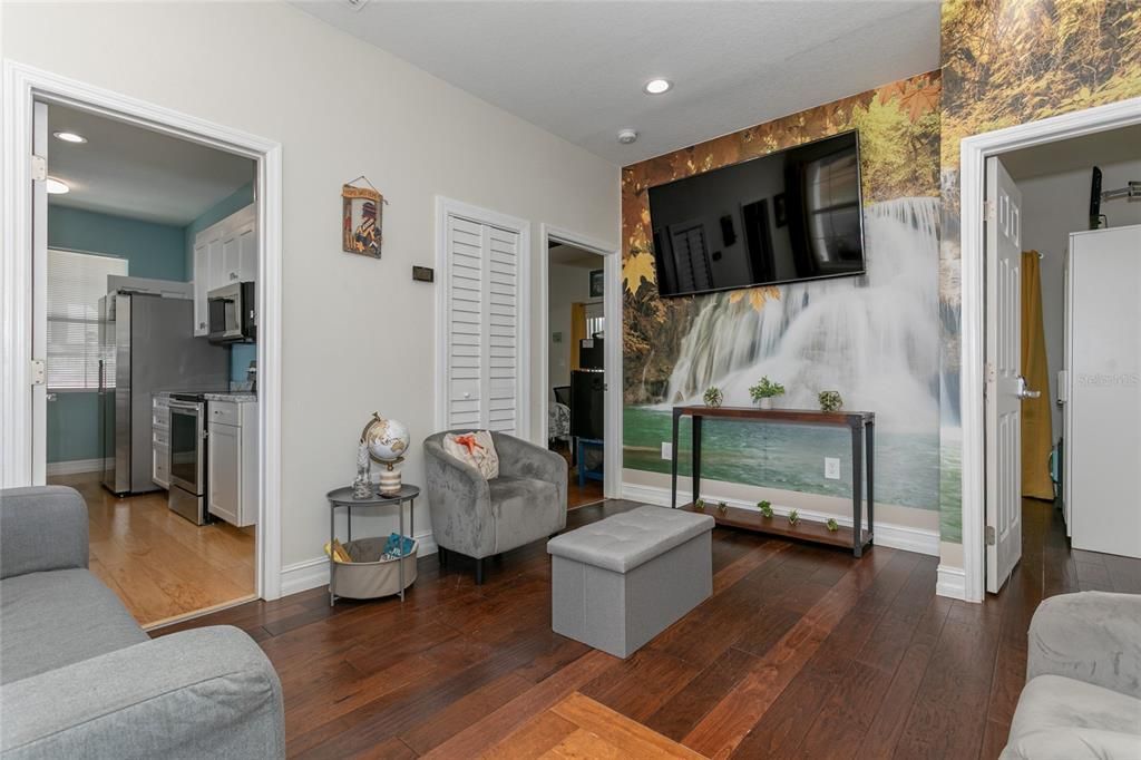 For Sale: $350,000 (3 beds, 3 baths, 1153 Square Feet)