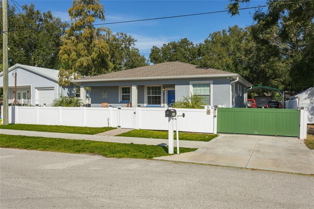 For Sale: $350,000 (3 beds, 3 baths, 1153 Square Feet)