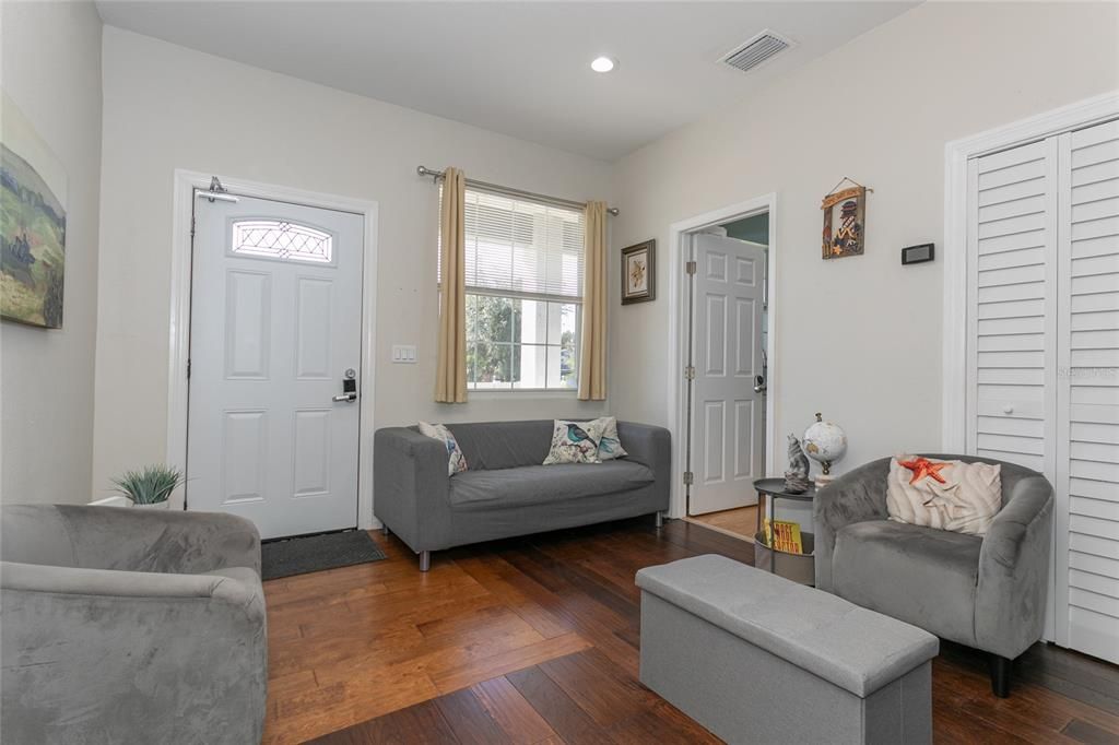 For Sale: $350,000 (3 beds, 3 baths, 1153 Square Feet)