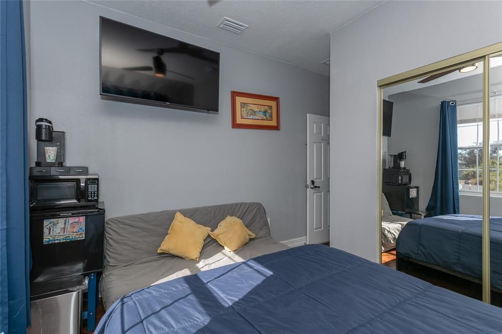 For Sale: $350,000 (3 beds, 3 baths, 1153 Square Feet)