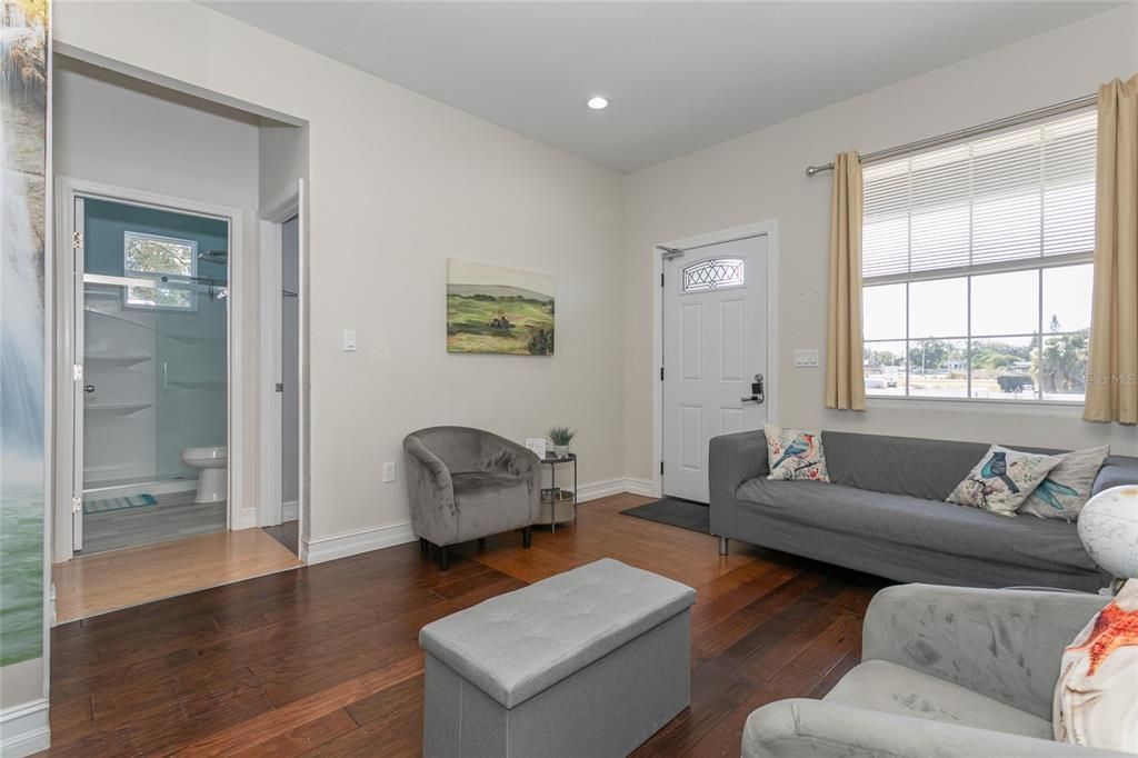 For Sale: $350,000 (3 beds, 3 baths, 1153 Square Feet)