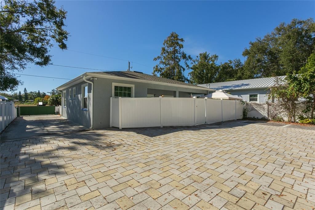 For Sale: $350,000 (3 beds, 3 baths, 1153 Square Feet)