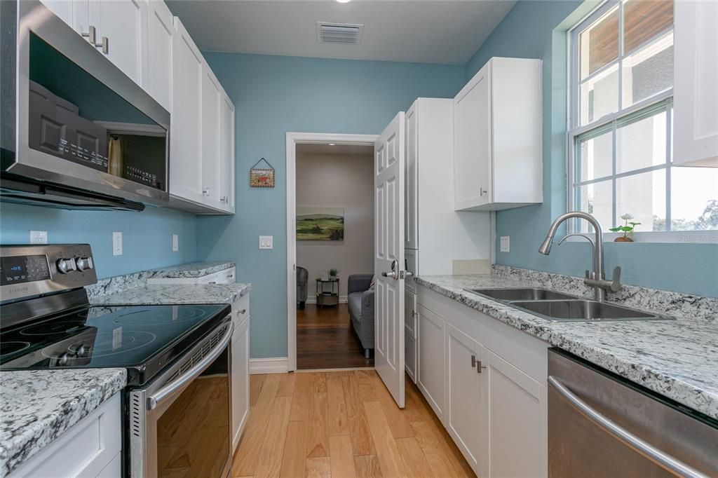 For Sale: $350,000 (3 beds, 3 baths, 1153 Square Feet)