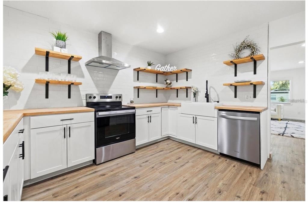 For Rent: $2,200 (3 beds, 2 baths, 1690 Square Feet)