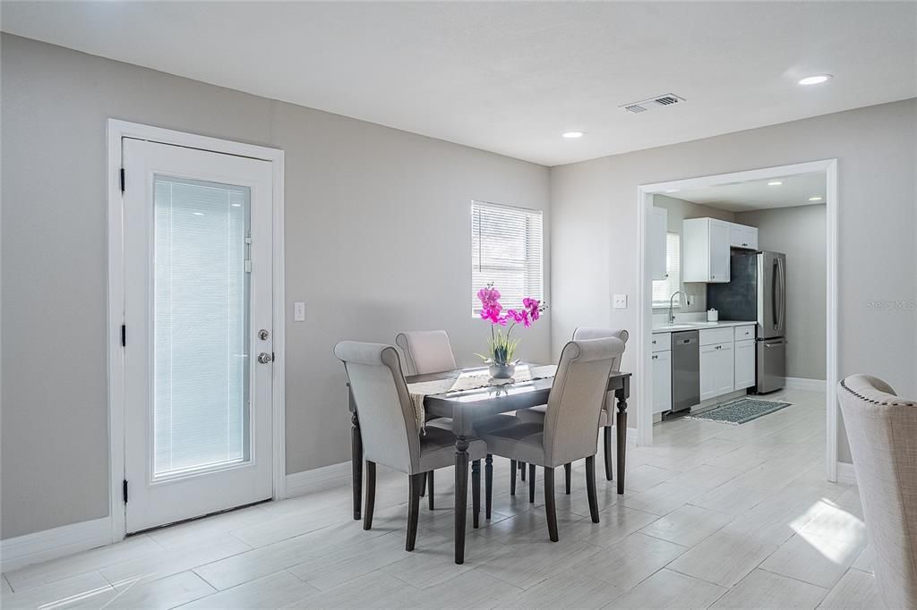 For Sale: $239,900 (2 beds, 1 baths, 994 Square Feet)