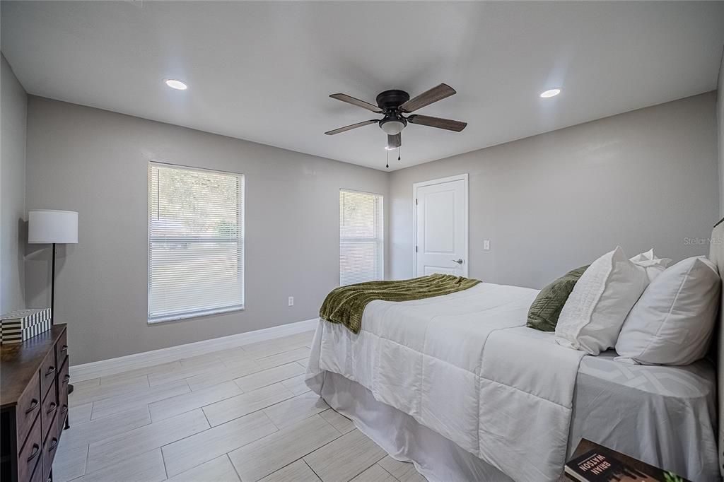 For Sale: $239,900 (2 beds, 1 baths, 994 Square Feet)