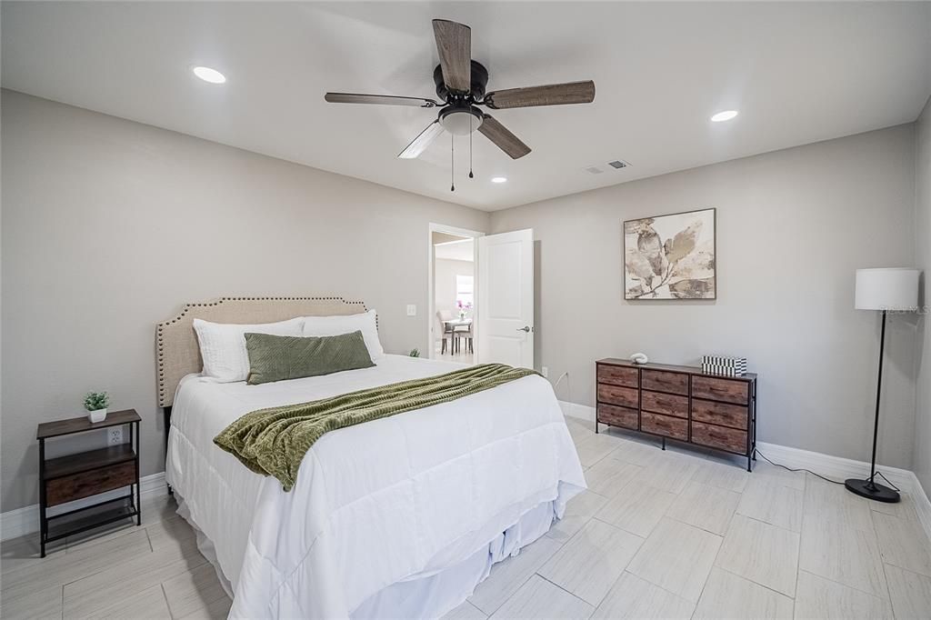 For Sale: $239,900 (2 beds, 1 baths, 994 Square Feet)