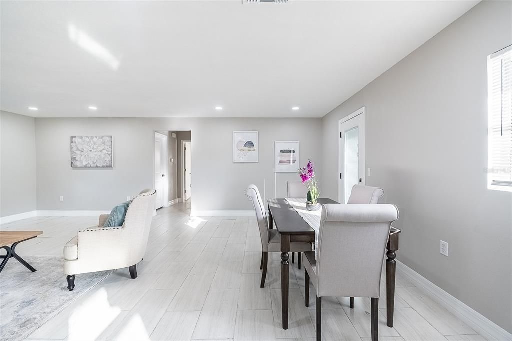 For Sale: $239,900 (2 beds, 1 baths, 994 Square Feet)