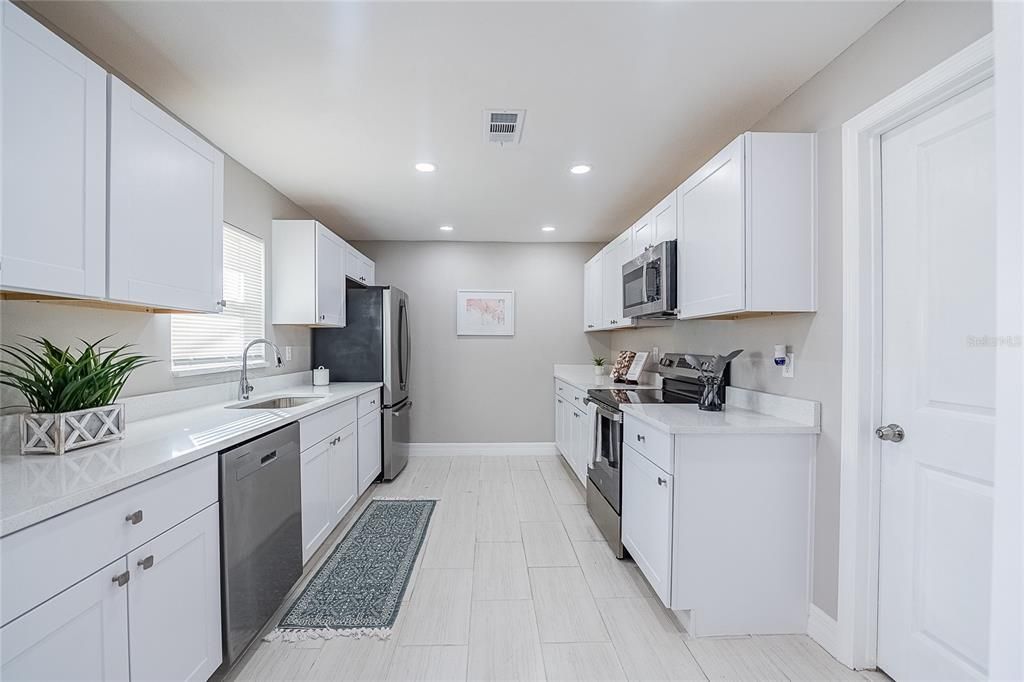 For Sale: $239,900 (2 beds, 1 baths, 994 Square Feet)