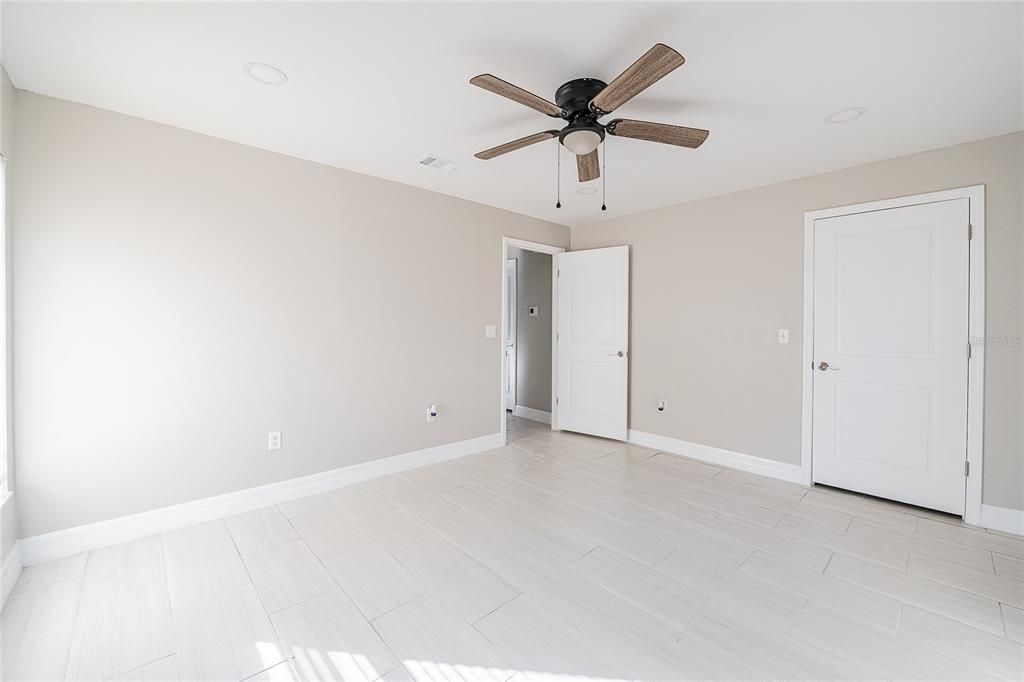 For Sale: $239,900 (2 beds, 1 baths, 994 Square Feet)