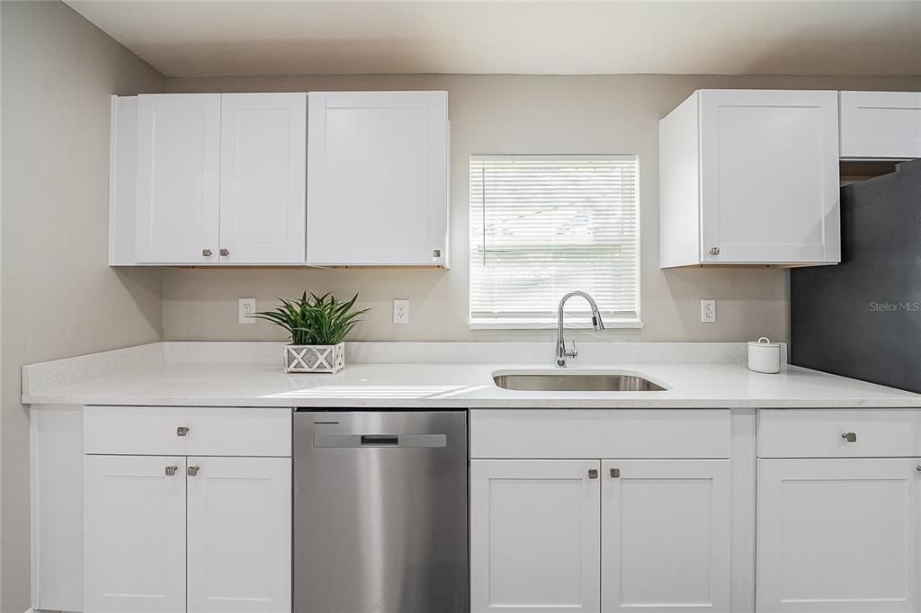 For Sale: $239,900 (2 beds, 1 baths, 994 Square Feet)